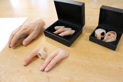 テーブル, ノートパソコン, 座る, 机 が含まれている画像
AI 生成コンテンツは誤りを含む可能性があります。