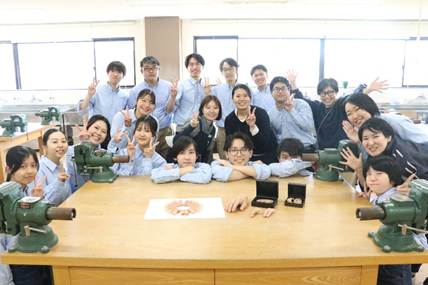 会議室に集まる人々
AI 生成コンテンツは誤りを含む可能性があります。