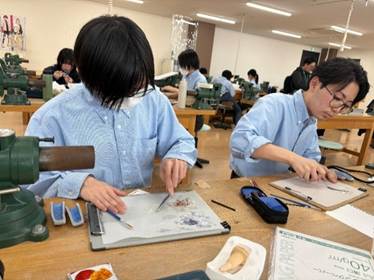 テーブル, 男, 食品, 部屋 が含まれている画像
AI 生成コンテンツは誤りを含む可能性があります。