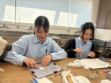 テーブル, 屋内, 座る, コンピュータ が含まれている画像
AI 生成コンテンツは誤りを含む可能性があります。